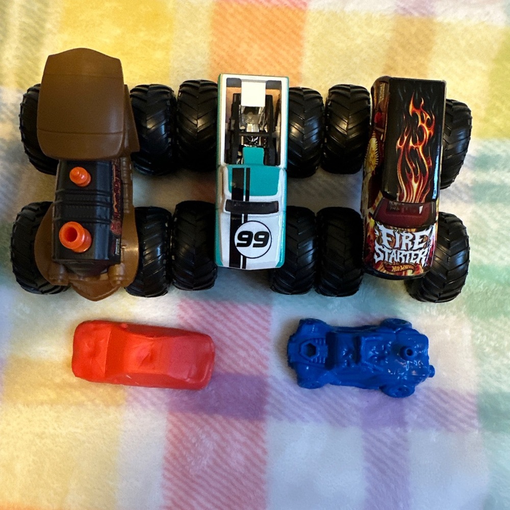 Loco Punk, Pure Muscle, Fire Starter Set Hot Wheels Monster Trucks 1/64 Scale - Picture 2 of 4
